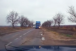 (VIDEO) Depăşire neregulamentară între două camioane din Moldova, care a impus un alt şofer nu doar să oprească, ci să şi o ia prin noroi