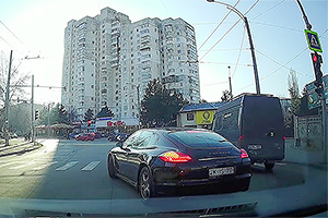 (VIDEO) Cu un Porsche, la culoarea roşie a semaforului, la un pas de a provoca un accident în Chişinău