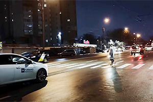 (VIDEO) Poliţia din Moldova recomandă pietonilor să folosească lanterna telefonului pentru se face văzuţi când traversează