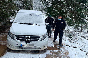 Jandarmii din România au ajutat un chinez rătăcit prin munţi cu un V-Class, dar maşina era, de fapt, furată din Germania