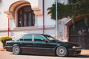 Cât de fascinant poate arăta un BMW Seria 7 E38 clasic, cu 300 mii km la bord, din România
