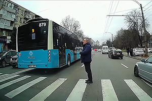 (VIDEO) Maniera de condus a unui şofer de autobuz din Chişinău, la un pas de a spulbera un pieton pe trecere