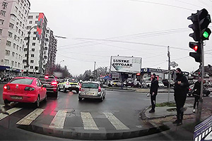 (VIDEO) O mică încălcare în trafic şi atitudine discutabilă faţă de alţi şoferi şi din partea poliţiei din Moldova