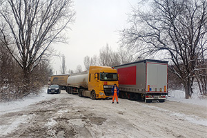 (VIDEO) De mai bine de 24 de ore, camioanele stau blocate pe strada Industrială din Chişinău, iar drumul nu e curăţat de nimeni