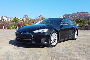 (VIDEO) Un proprietar de Tesla din SUA a parcurs aproape 700 mii km cu ea şi spune tot ce a schimbat la ea în acest răstimp