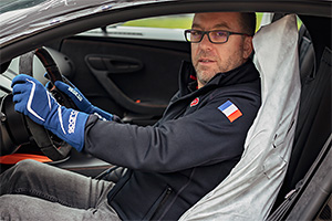 Omul care are jobul de vis şi a parcurs 350,000 km pe modele Bugatti