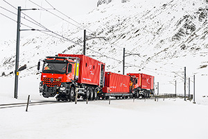 (VIDEO) Acesta sunt două camioane Mercedes, care pot merge şi pe calea ferată, şi sunt folosite pentru intervenţii în tunelul Furka din Elveţia