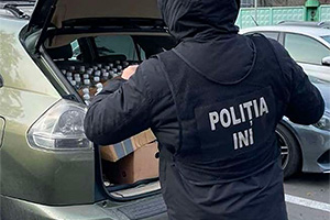 O şoferiţă a fost prinsă vânzând alcool etilic direct din portbagajul unui Lexus RX în Chişinău