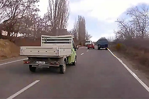 (VIDEO) Un şofer care ignoră traficul de pe contrasens în depăşiri lângă Tohatin, la un pas de câteva accidente frontale, unul după altul