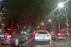 (VIDEO) Moment de neînţeles surprins aseară în Chişinău, când un SUV provoacă un accident, părând a fugi de poliţie, dar urmăritorii o iau pe alt drum