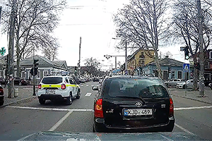 (VIDEO) Echipaj de poliţie din Chişinău, indiferent în faţa încălcărilor din faţa sa şi comiţând propria încălcare în trafic