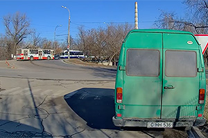 (VIDEO) Accident tipic produs la cea mai complexă intersecţie din Chişinău, între un troleibuz şi un automobil