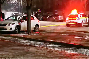 (VIDEO) O maşină a luat foc aseară pe o stradă din Chişinău, iar poliţiştii au salvat alta, tractând-o cu un Duster