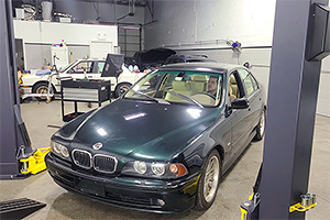(VIDEO) Repararea unui BMW 540i E39 cu V8, în stare deplorabilă, a necesitat înlocuirea a 67 de piese