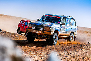 (VIDEO) Opt fraţi şi surori din Spania participă la Dakar cu 4 exemplare clasice Toyota Land Cruiser 80