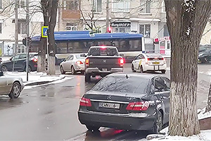 (VIDEO) O nouă intersecţie din Chişinău care creează confuzie între şoferi, după ce a fost scoasă săgeata verde de la semafor