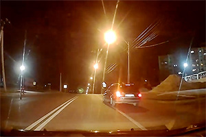 (VIDEO) O virare la stânga cu depăşire pe dreapta a unui Audi în Chişinău a sfârşit trist într-un indicator de circulaţie
