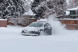 (VIDEO) Cum poate derapa controlat prin zăpadă o Tesla Model 3 Performance