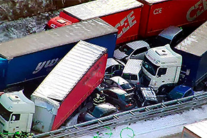 (VIDEO) Accident în lanţ cu 36 de automobile şi camioane, produs azi pe autostrada D5 din Cehia