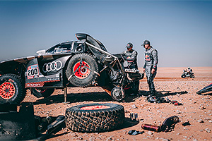 (VIDEO) Cea mai dramatică zi la Dakar, cu toţi bolizii Audi defectaţi, maşini răsturnate şi probleme pentru Kamaz şi Tatra