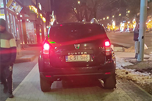 (FOTO) O singură maşină a provocat dezordine pe un trotuar din Chişinău, iar acum primarul face apel la poliţie