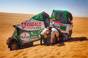 (VIDEO) Camion hibrid, rupt în două la Dakar, după un salt prin deşert, într-o zi glorioasă pentru unii şi neiertătoare pentru alţii