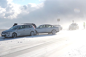 Accident cu 5 automobile într-o curbă de pe un traseu din Făleşti, acoperit cu zăpadă şi gheţuş