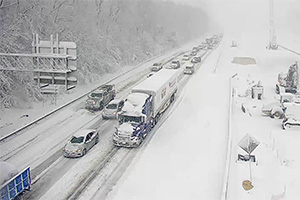 Blocaj record de aproape 24 de ore pe o autostradă din SUA, din cauza unui accident de camioane şi a ninsorii abundente