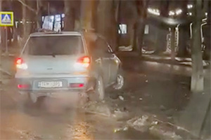 (VIDEO) Cum se creează dezordine în zonele verzi ale trotuarelor din Chişinău, într-un moment surprins pe Calea Ieşilor