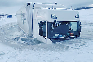 (VIDEO) Un camion cu remorcă s-a prăbuşit sub gheaţă la traversarea unui râu în Rusia, ignorând limita de 3.5 tone