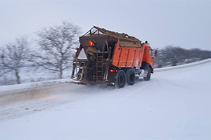 Pe o mare parte din traseele naţionale din Moldova se circulă în condiţii de zăpadă şi gheţuş