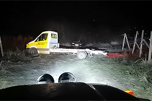 (VIDEO) Operaţiune de tractare din noroi în Moldova a unei Skoda Rapid şi a platformei de evacuare, care venise după ea