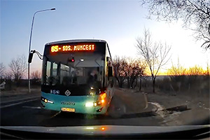 (VIDEO) Cu autobuzul plin cu pasageri, pe contrasens şi cu bliţuri din faruri în Chişinău