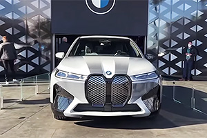 (VIDEO) Acesta e BMW-ul care-şi poate schimba culoarea în gama alb-negru, iar ingineria sa e cât se poate de curioasă