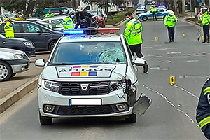 O maşină de poliţie a accidentat două fetiţe pe o trecere de pietoni în România, iar una dintre ele nu a supravieţuit
