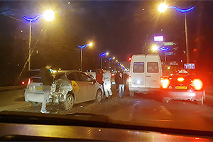 (VIDEO) Accident între un microbuz cu pasageri şi un taxi, surprins de o cameră de bord în Chişinău