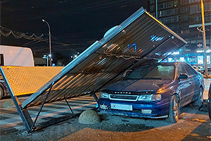 Vântul puternic determină noi daune provocate maşinilor din Chişinău