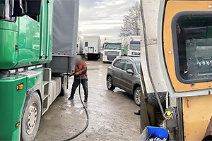 (VIDEO) Un Mercedes E-Class şi mai multe camioane, descoperite la o staţie peco clandestină din Chişinău, care vindea motorină