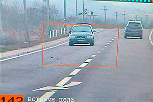 Poliţia din Moldova publică o imagine cu o maşină prinsă cu radarul, însă se dă de gol că patrula încălca şi ea viteza