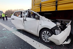 O Toyota Aygo a salvat viaţa şoferiţei sale într-un accident deosebit de grav în Germania, în care maşina a ajuns sub un camion