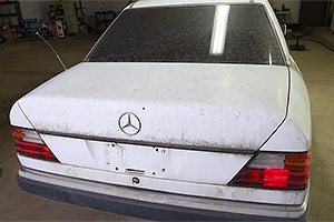 (VIDEO) Reanimarea unui Mercedes 300E W124 de culoare albă, cu interior bej, care a stat neglijat ani la rând şi a ajuns într-o stare derizorie