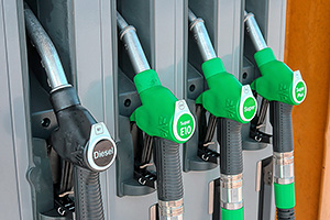 Prima ieftinire mai importantă de carburanţi din ultima perioadă în Moldova, anunţată de ANRE pentru mâine
