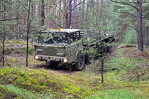 (VIDEO) Cum înaintează camioanele Tatra 813 8x8, cu motor V12 răcit cu aer, construite acum 40 de ani, prin teren de pădure în zilele noastre