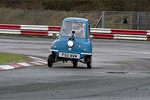 (VIDEO) Cel mai mic automobil din lume de cândva, Peel P50, e pus la încercare pe un circuit în zilele noastre