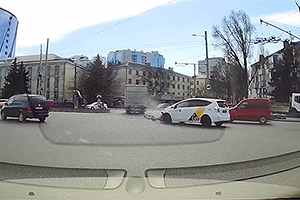 (VIDEO) Accident de neînţeles, surprins la intersecţia cu sens giratoriu de la Calea Ieşilor din Chişinău