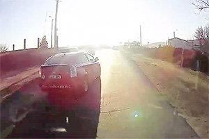(VIDEO) Depăşire cu triple încălcări făcută de o maşină de şcoală auto, la limita unui accident la ieşirea din Truşeni