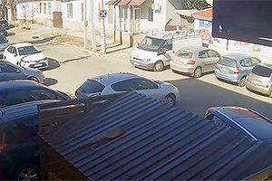 (VIDEO) A accidentat o maşină într-o parcare din Chişinău, a ieşit un pic şi s-a făcut nevăzut