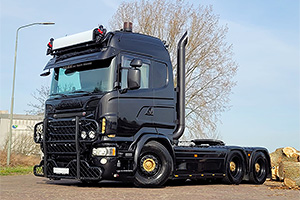 Acesta e un camion Scania R580, personalizat pentru a fi foarte negru, cu motor V8 şi cutie manuală
