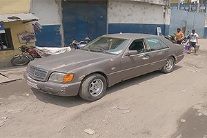 (VIDEO) Cum poate ajunge să arate un Mercedes W140 în Africa, după milioane de kilometri parcurşi