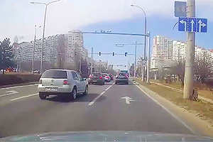 (VIDEO) Şoferul unui VW Golf ar fi vrut să-şi parcheze automobilul după un accident în Chişinău şi nu a mai revenit